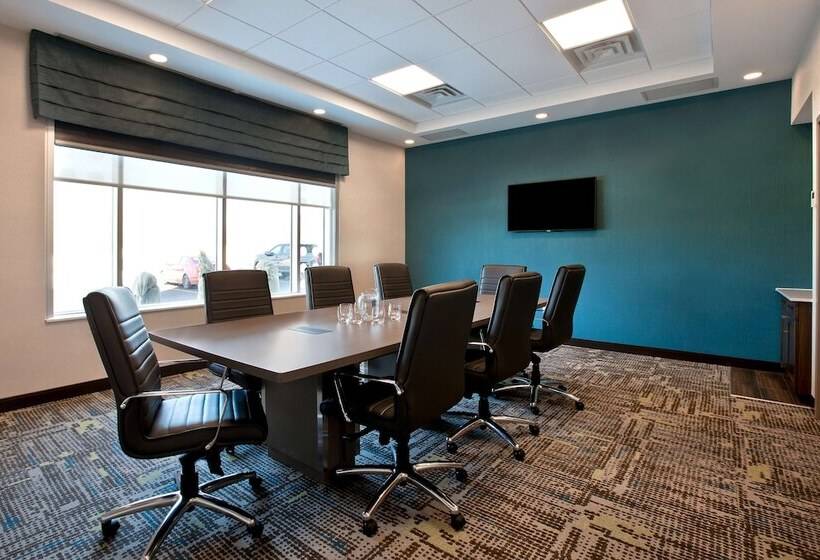 هتل Hampton Inn & Suites Ottawa West