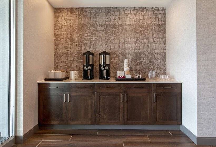 هتل Hampton Inn & Suites Ottawa West