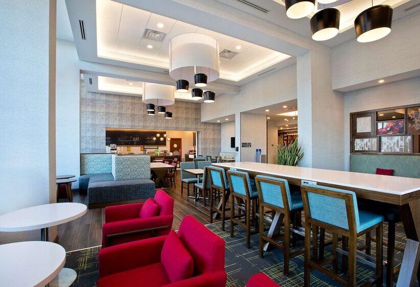 هتل Hampton Inn & Suites Ottawa West