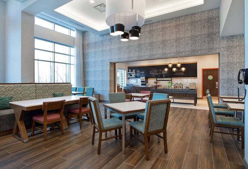 هتل Hampton Inn & Suites Ottawa West