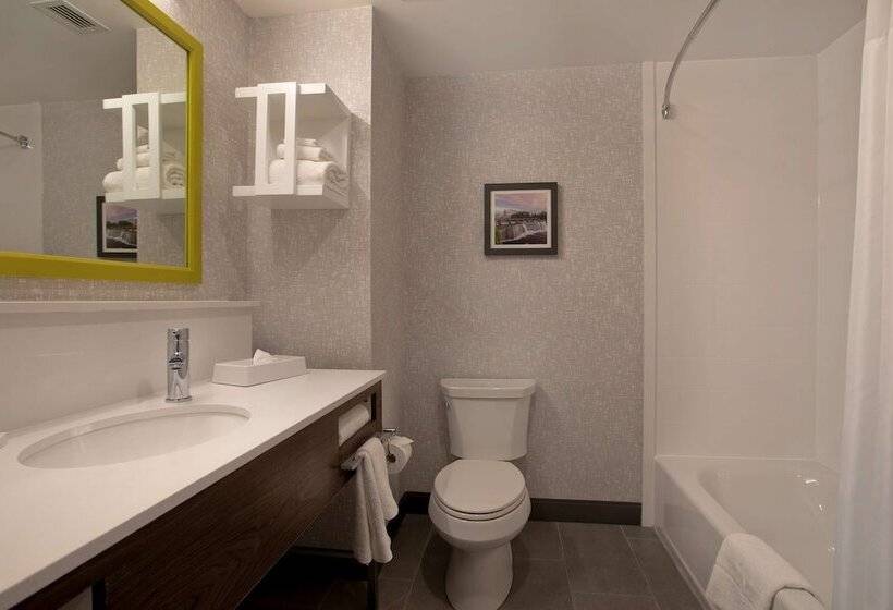 هتل Hampton Inn & Suites Ottawa West