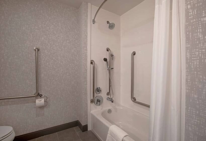 هتل Hampton Inn & Suites Ottawa West