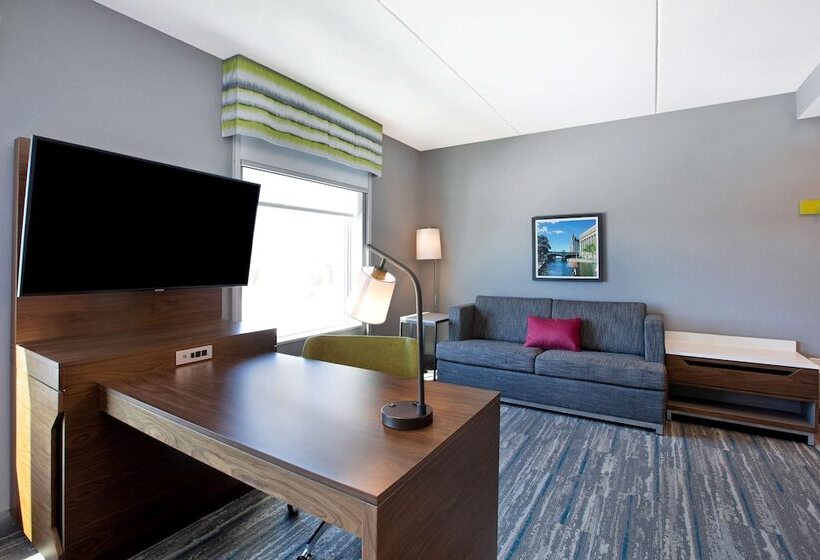 هتل Hampton Inn & Suites Ottawa West