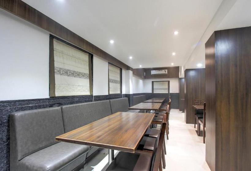 호텔 Oyo 48373 Sri Darshanam Homes