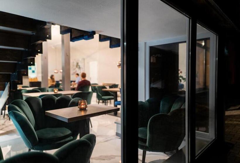 پانسیون Karolina