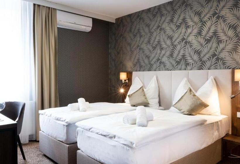 پانسیون Karolina