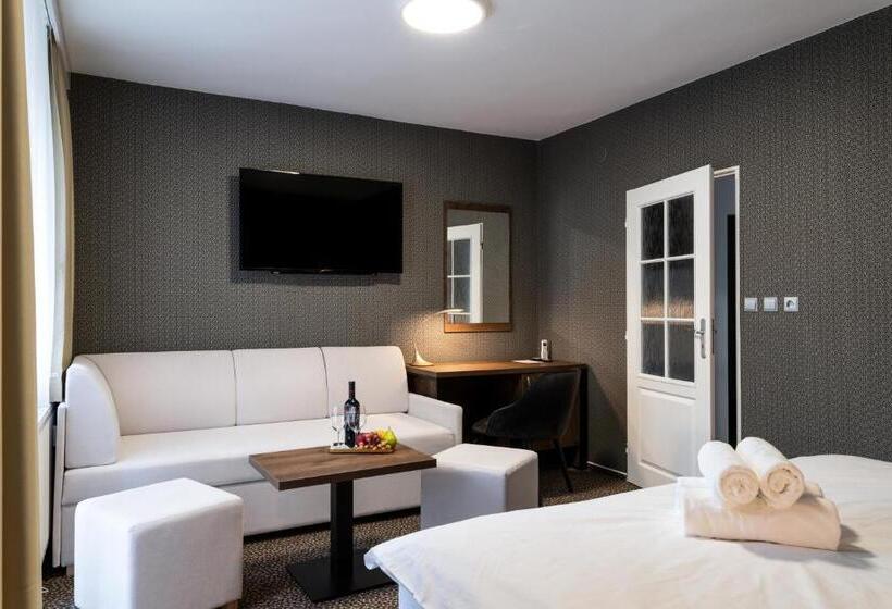 پانسیون Karolina