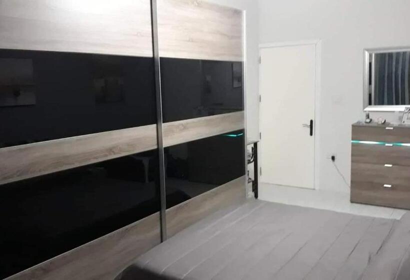 پانسیون Room In Apartment Very Bright Well Kept Apartment