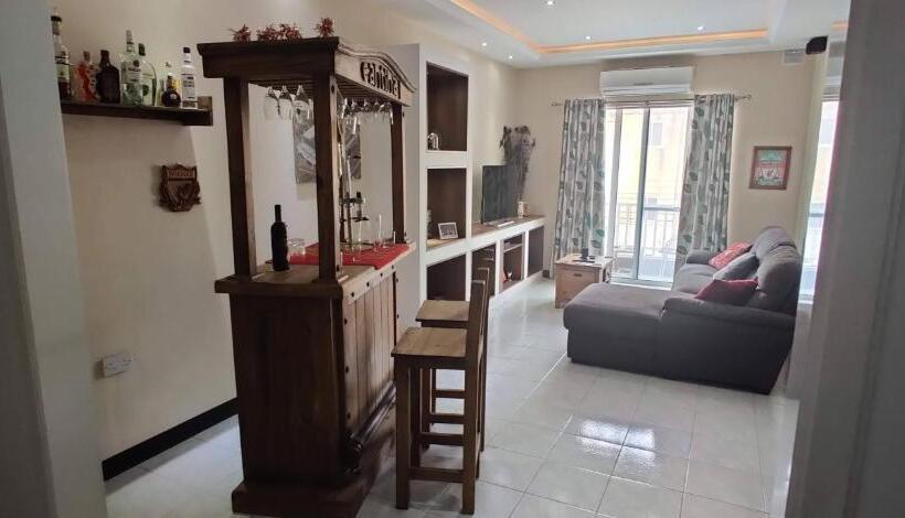 پانسیون Room In Apartment Very Bright Well Kept Apartment