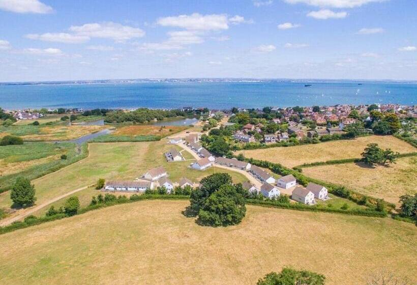 אתר נופש Salterns Village