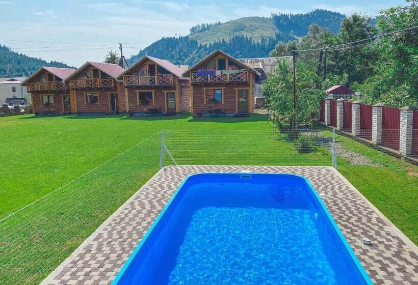 הוסטל Eco Centr Zrub