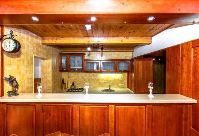 هتل Atava Family House