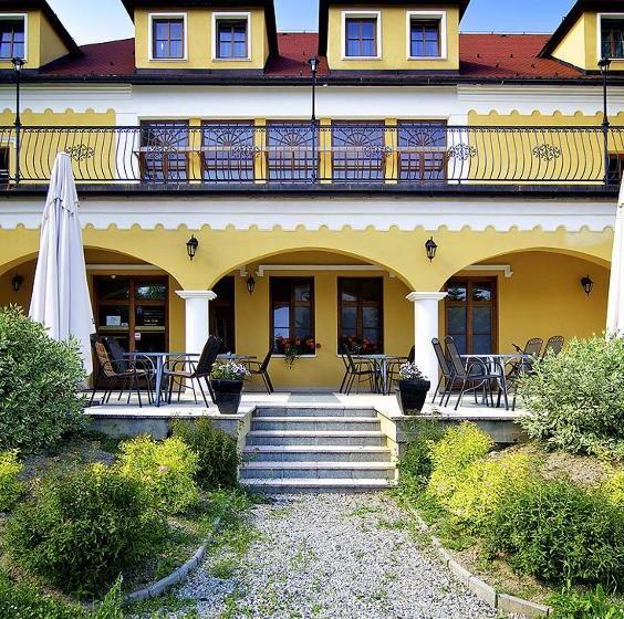 호텔 Kastiel Lucivna