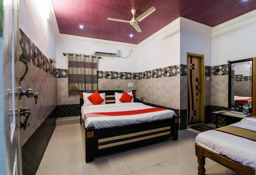 בית מלון כפרי Oyo 33005 Jkr Residency