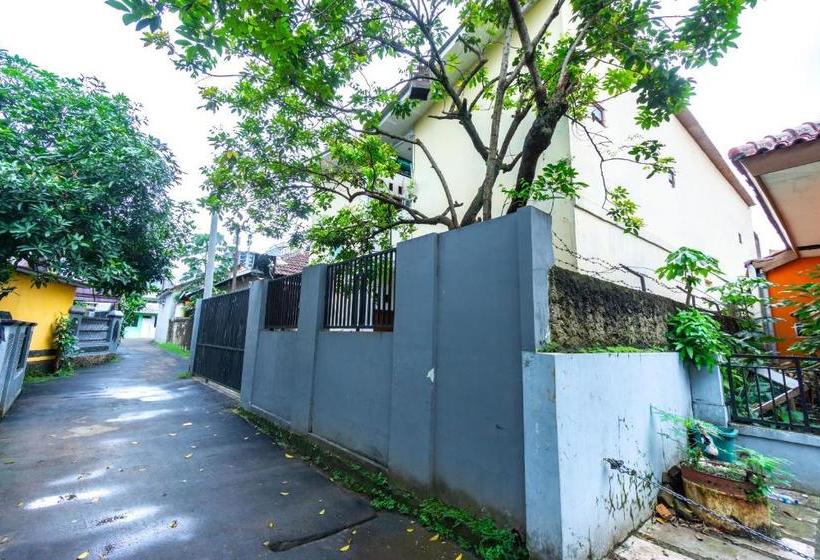 ホテル Oyo Life 2420 Kost Luqman 1