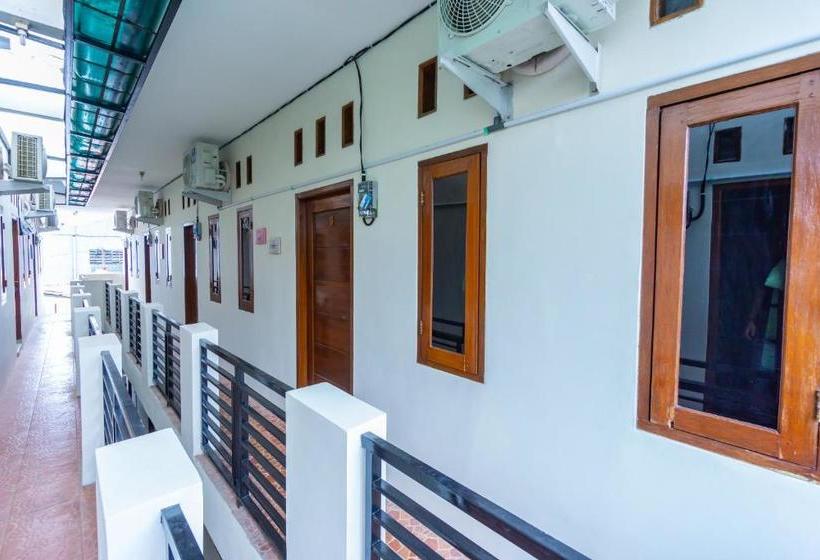 ホテル Oyo Life 2420 Kost Luqman 1