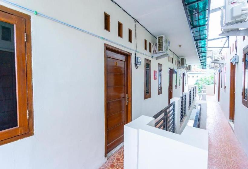 ホテル Oyo Life 2420 Kost Luqman 1