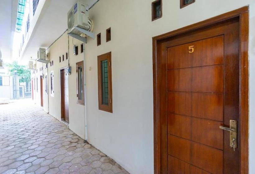 ホテル Oyo Life 2420 Kost Luqman 1