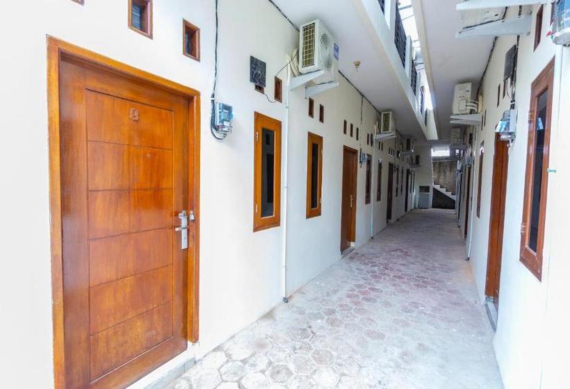 ホテル Oyo Life 2420 Kost Luqman 1