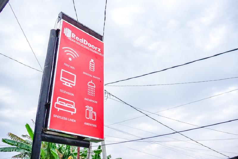 호텔 Reddoorz Near Buleleng Harbour 2