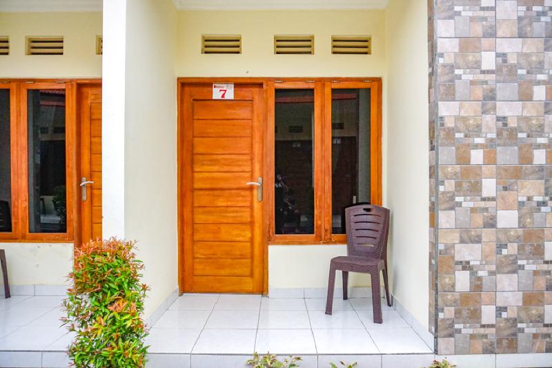 호텔 Reddoorz Near Buleleng Harbour 2