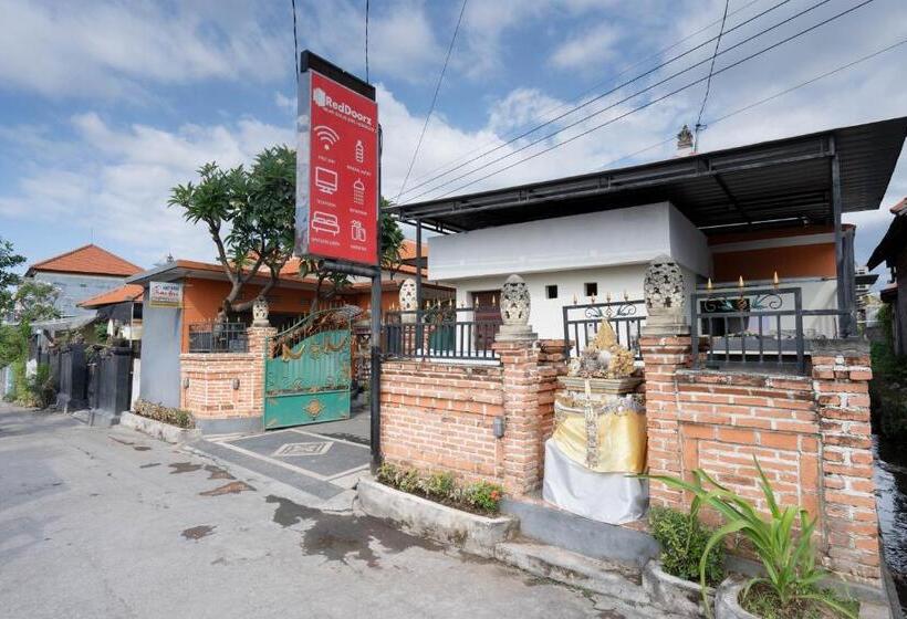호텔 Reddoorz Near Buleleng Harbour 2