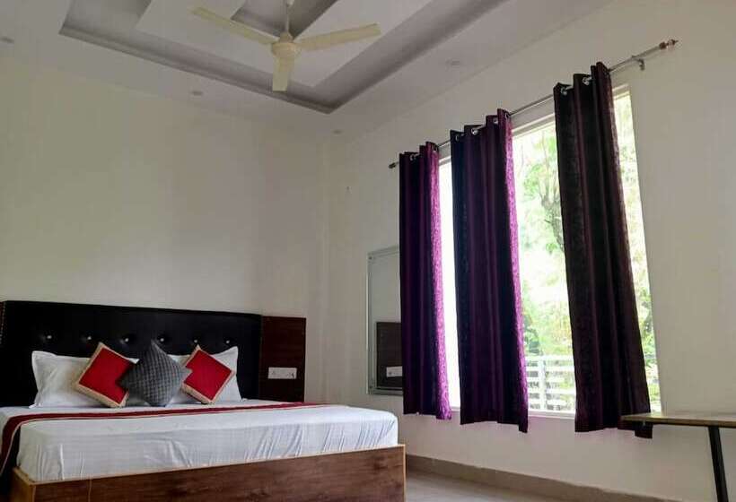 Отель Sunny Pines Resort