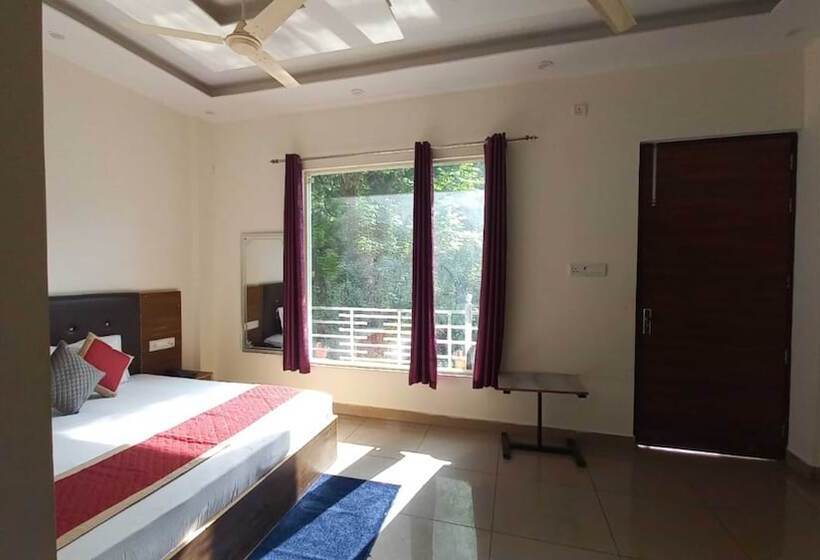 Отель Sunny Pines Resort