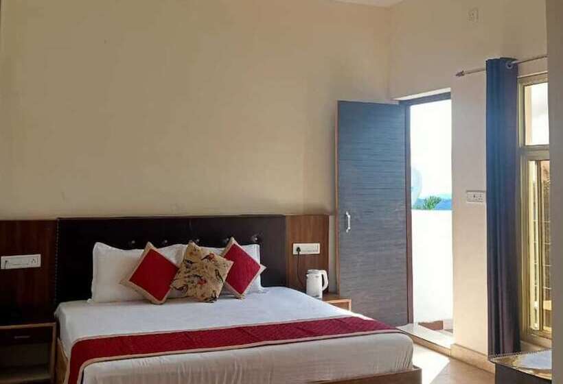 Отель Sunny Pines Resort