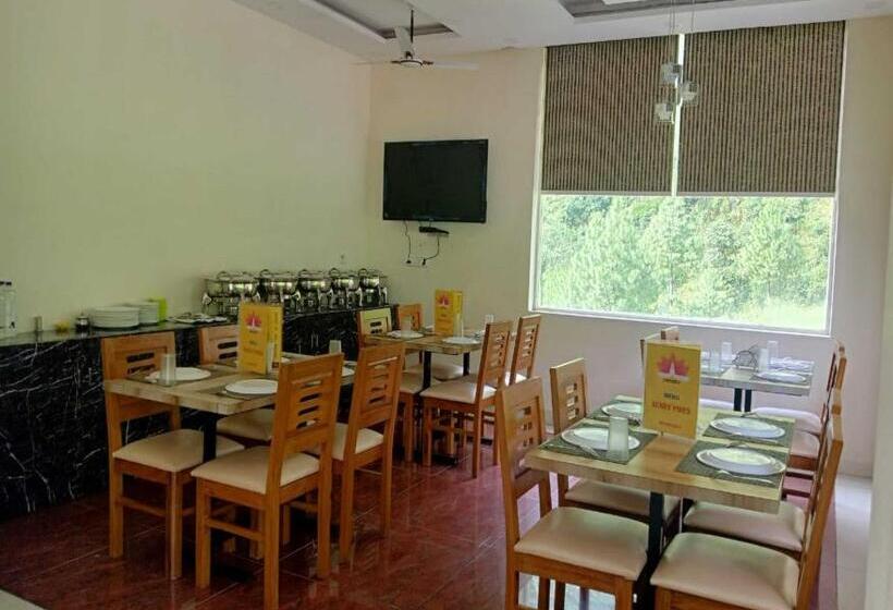 Отель Sunny Pines Resort