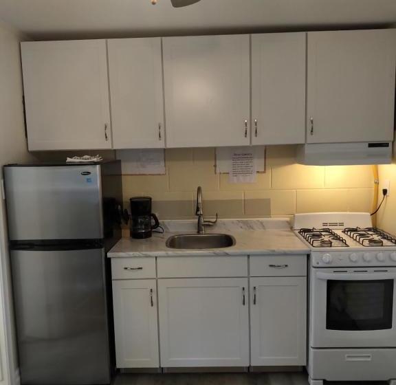 فندق على الطريق The Pinewood   Adult Getaway By The Lake