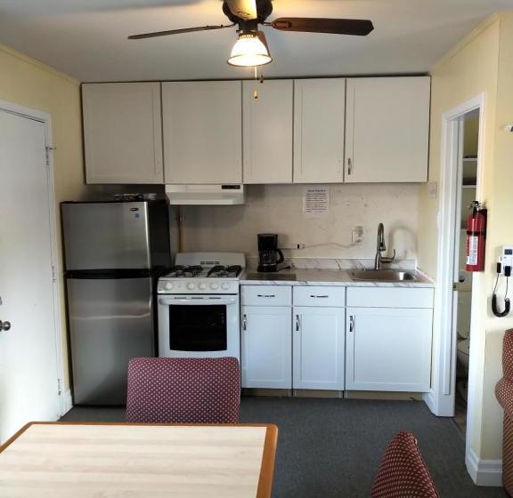 فندق على الطريق The Pinewood   Adult Getaway By The Lake