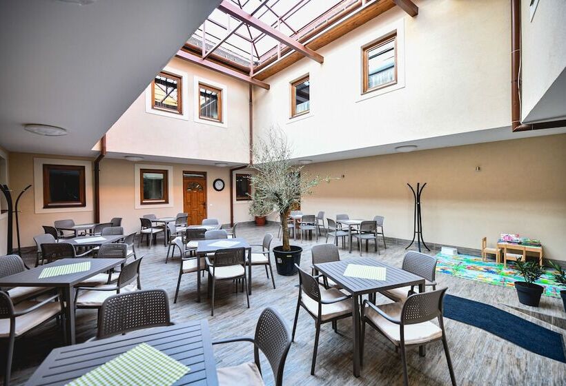 مبيت وإفطار Végvári Hotel Eger