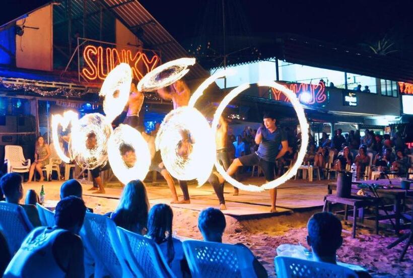 リゾートホテル Dee Dee Sea Front