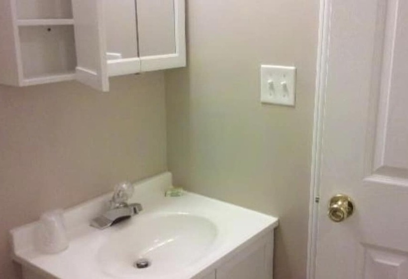 בית מלון כפרי Montana Inn Near Little Bighorn   Colstrip