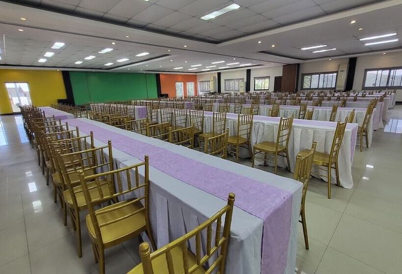 هتل Bakasyunan Resort And Conference Center   Tanay