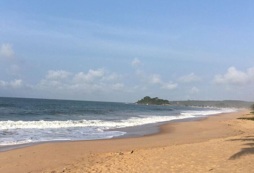 호텔 The Akwidaa Inn