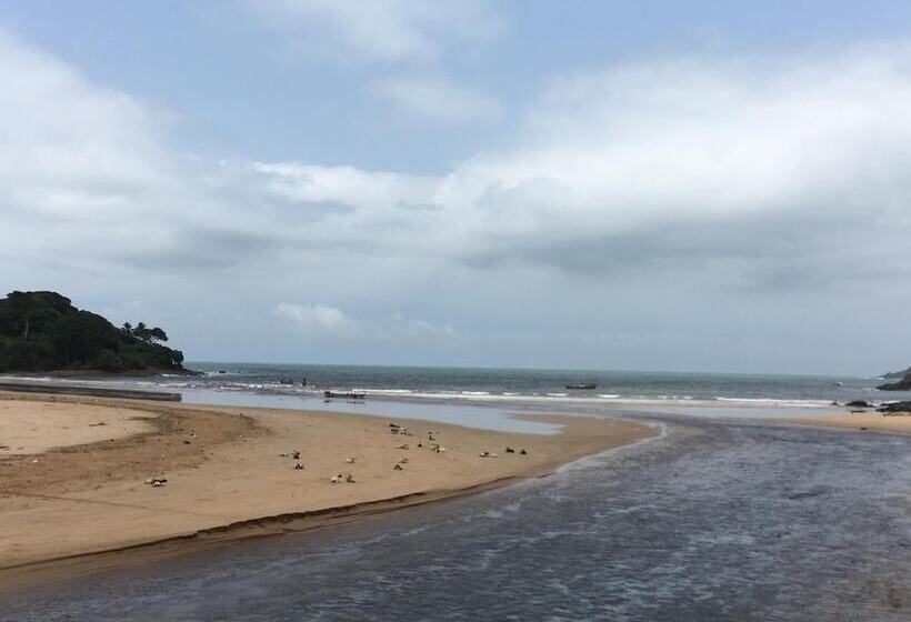 호텔 The Akwidaa Inn