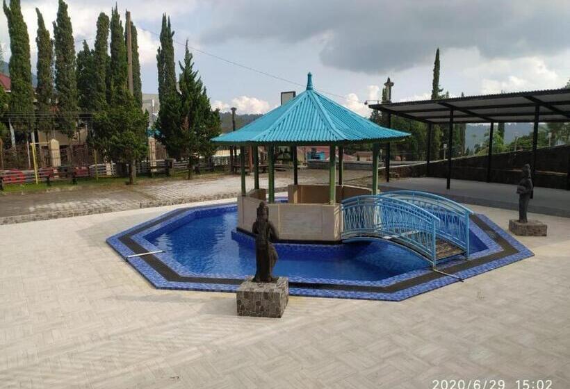 בית מלון כפרי Grand Bintang Tawangmangu