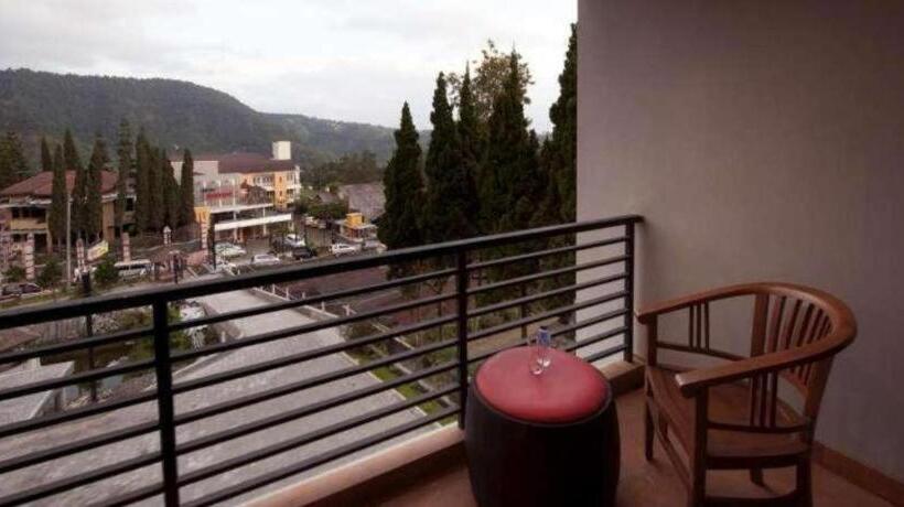 בית מלון כפרי Grand Bintang Tawangmangu