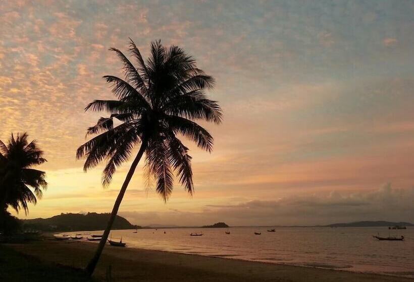 בית מלון כפרי Starlight Beach Resort Chumphon