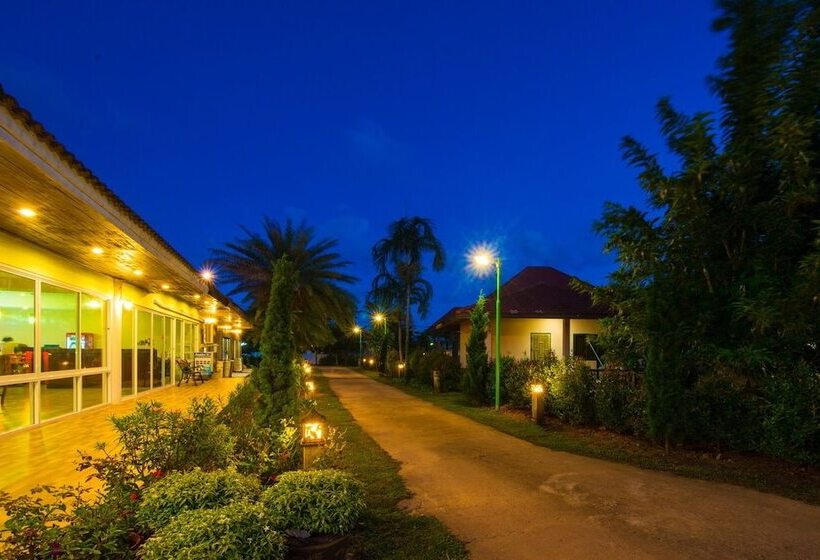 בית מלון כפרי Starlight Beach Resort Chumphon