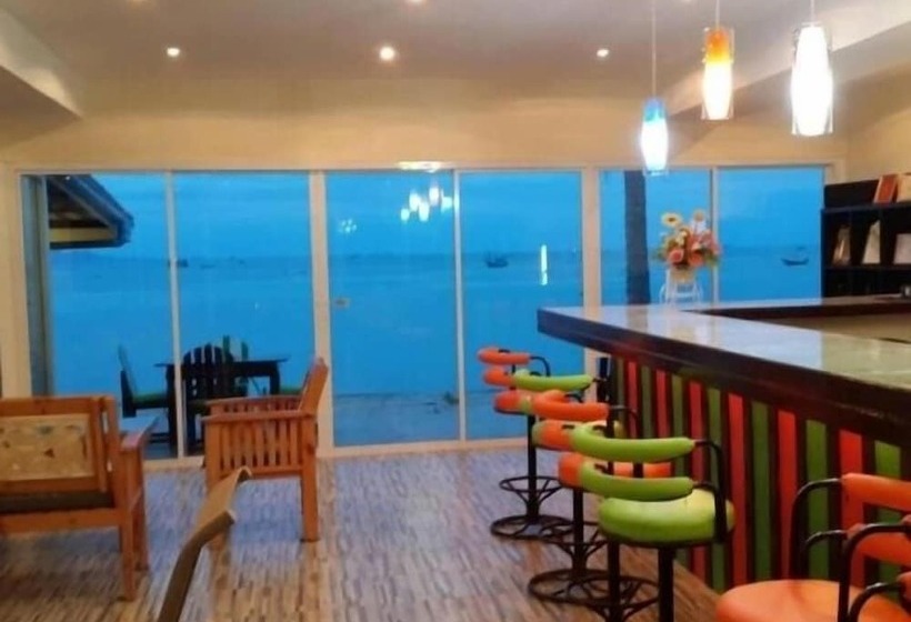 בית מלון כפרי Starlight Beach Resort Chumphon