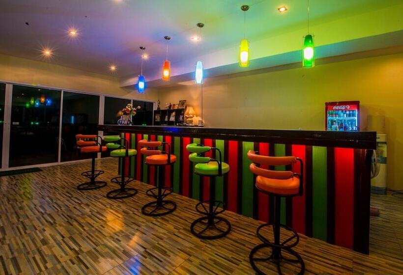 בית מלון כפרי Starlight Beach Resort Chumphon