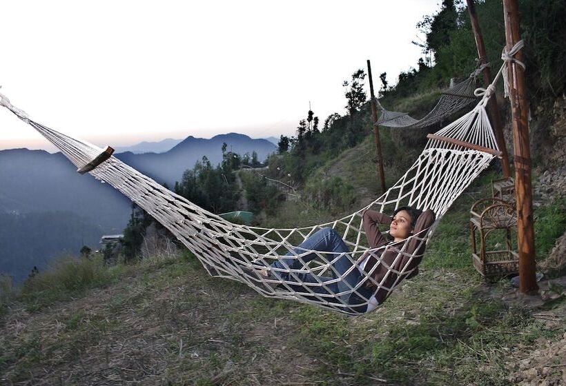 Отель Whispering Pines Himalayan Retreat