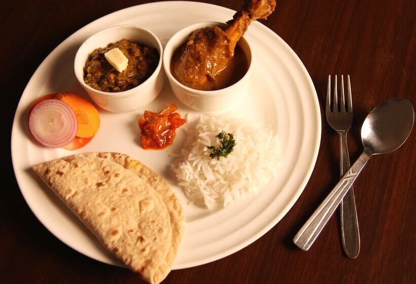 Отель Whispering Pines Himalayan Retreat