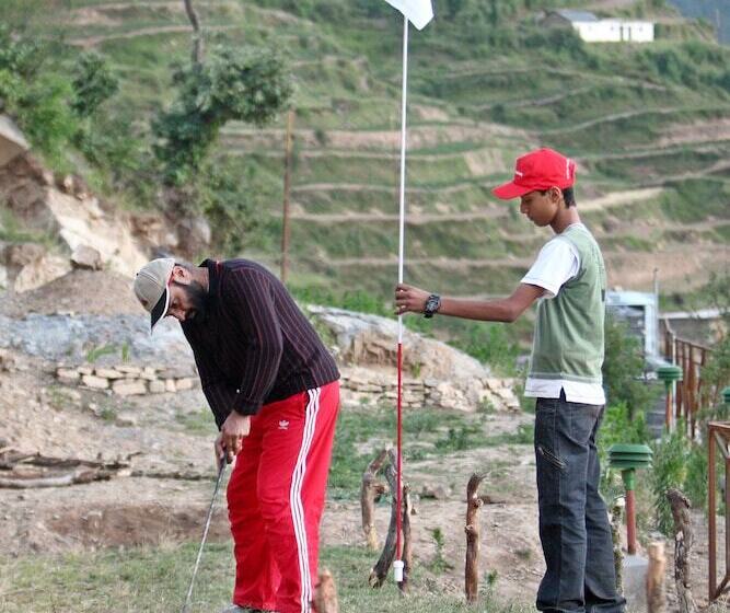 Отель Whispering Pines Himalayan Retreat