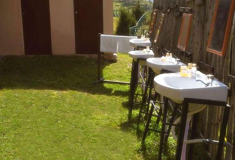 Отель Whispering Pines Himalayan Retreat