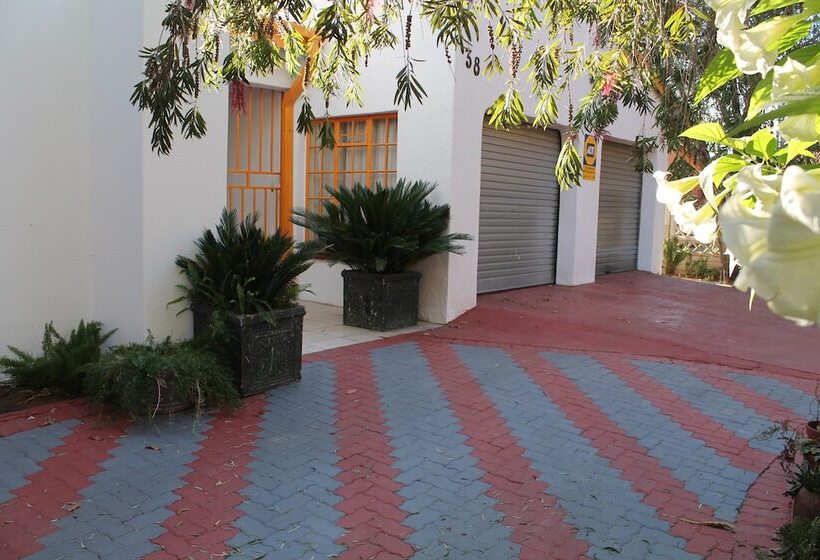 פנסיון Mohlongwafatshe Guest House