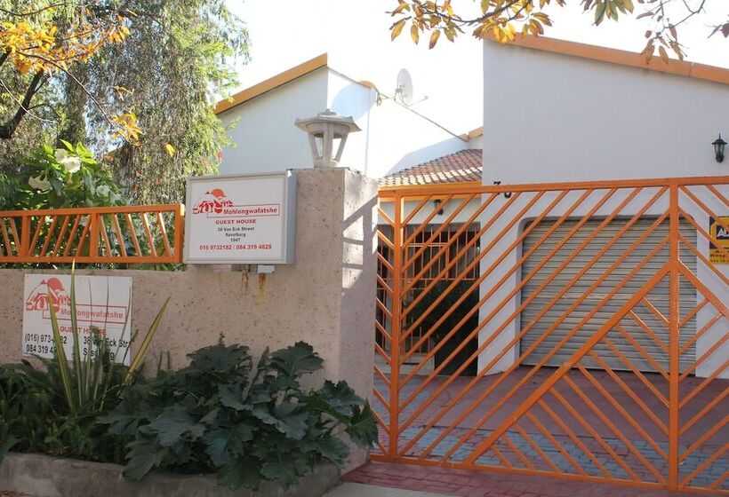 بنسيون Mohlongwafatshe Guest House
